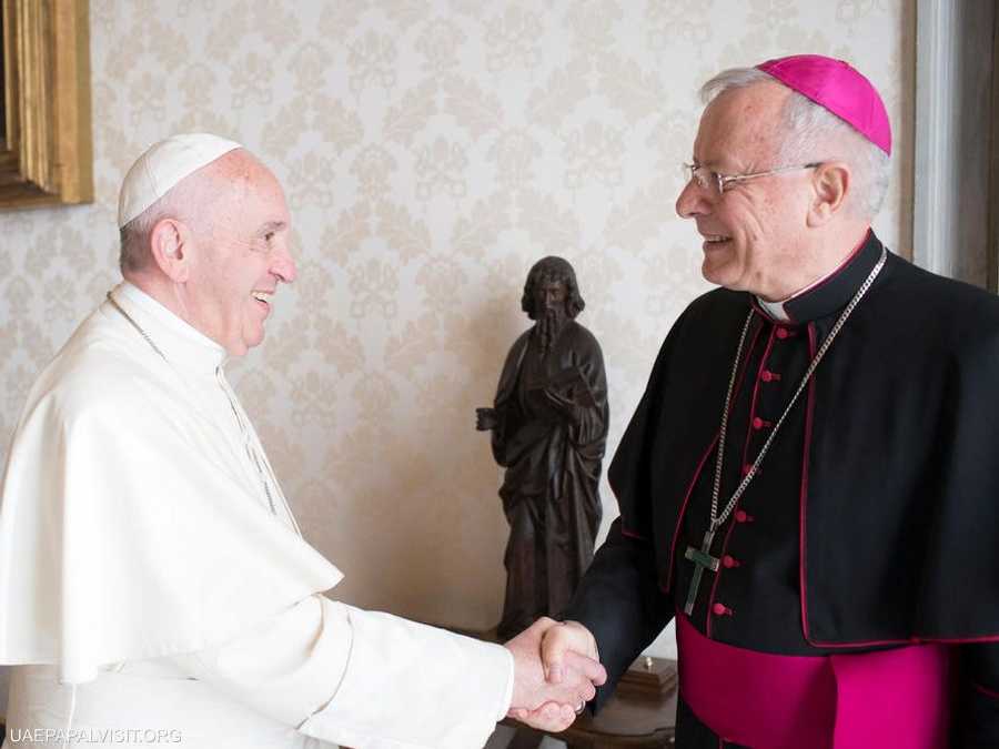 المطران بول هيندر والبابا فرنسيس