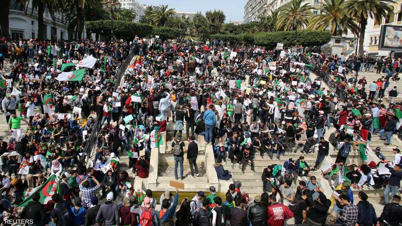 جيش الجزائر يشيد بالشعب و"يتجاهل الاحتجاجات" 1-1233964.JPG
