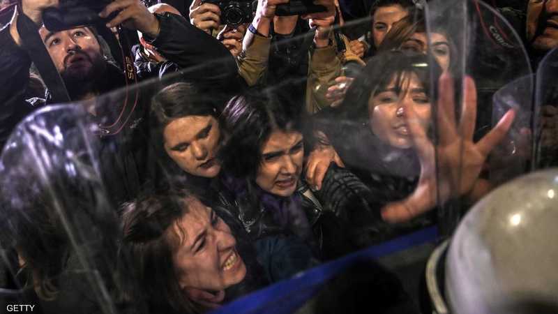 في يوم المرأة.. الشرطة التركية تهاجم النساء بالغاز والعنف 1-1233995.jpg