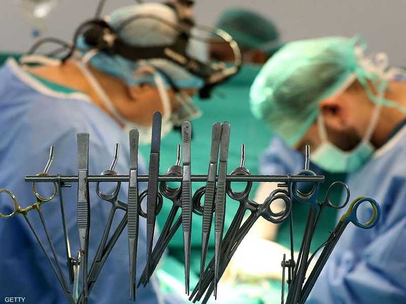 أطباء خلال إجراء عملية جراحية في القلب