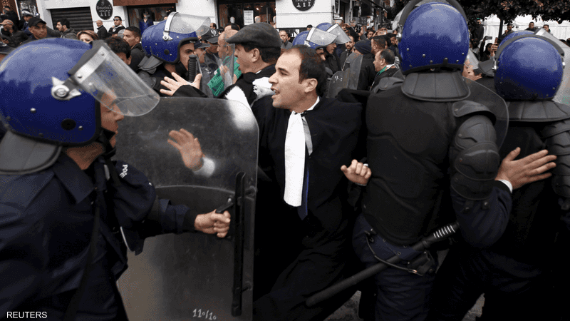 محامو الجزائر يطالبون بتغيير النظام "الآن" 1-1238455.PNG
