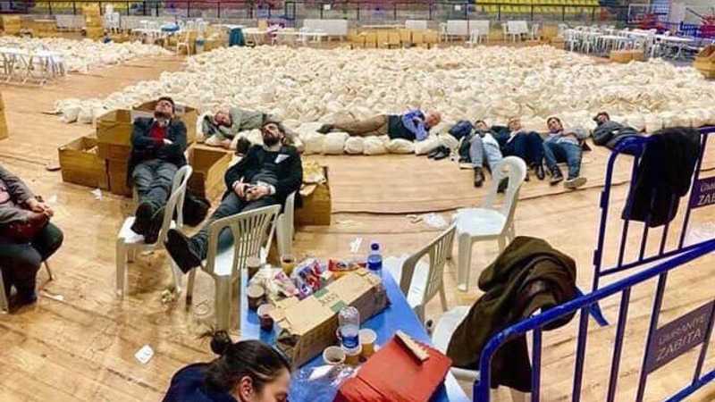 صورة تكتسح تركيا.. معارضون ينامون بجانب صناديق الاقتراع 1-1241805.jpg