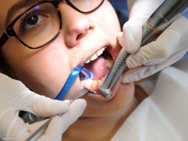 يتجاهل كثيرون أعراضا تدل على وجود مشكلة في أسنانهم