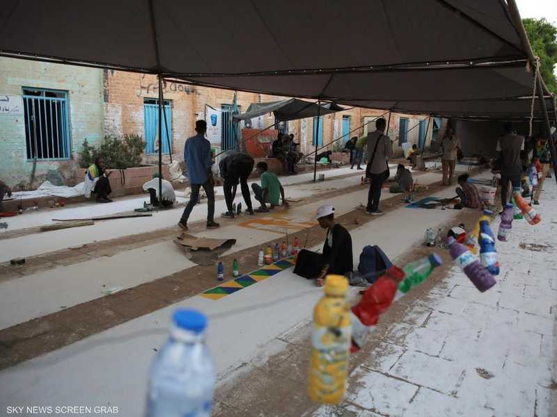 ساحة الاعتصام بالخرطوم.. صورة مصغرة للمجتمع السوداني 1-1248875.jpg