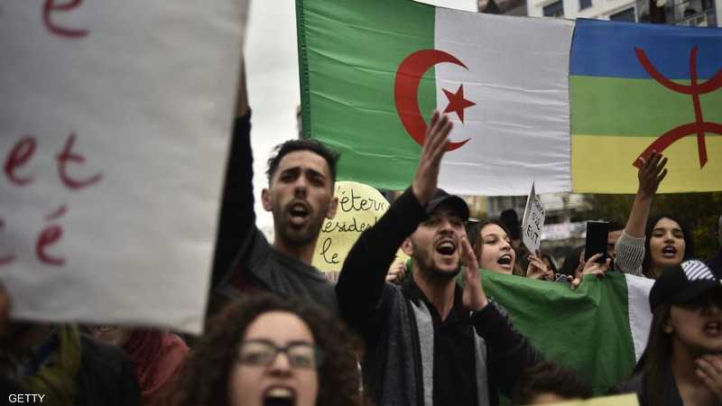إيقاف متظاهرين جزائريين بسبب رايات "غير وطنية" 1-1261855.jpg