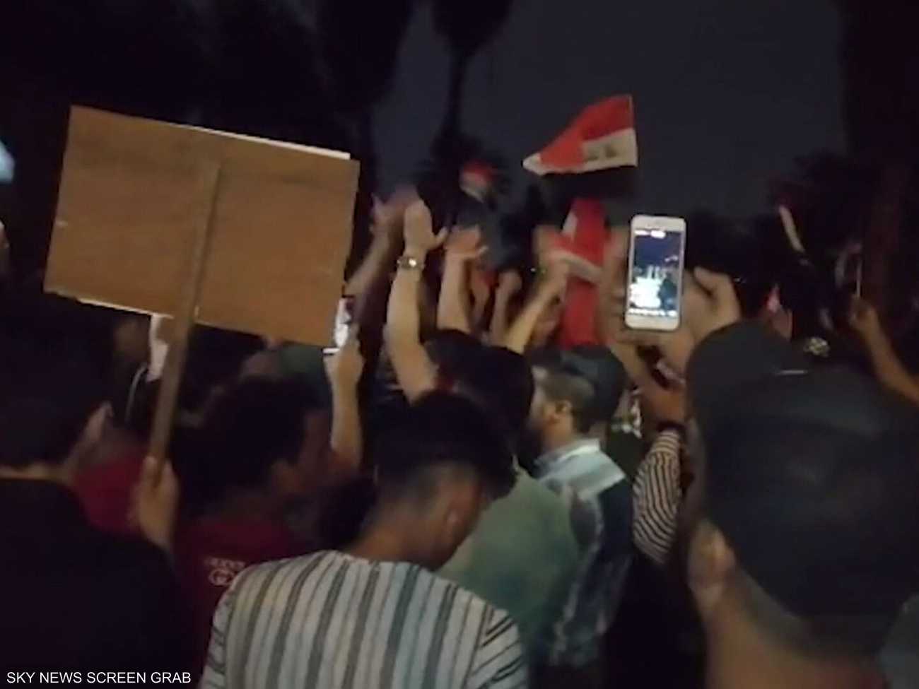 ردد المتظاهرون في ساحة التحرير هتافات ضد التدخل الإيراني.