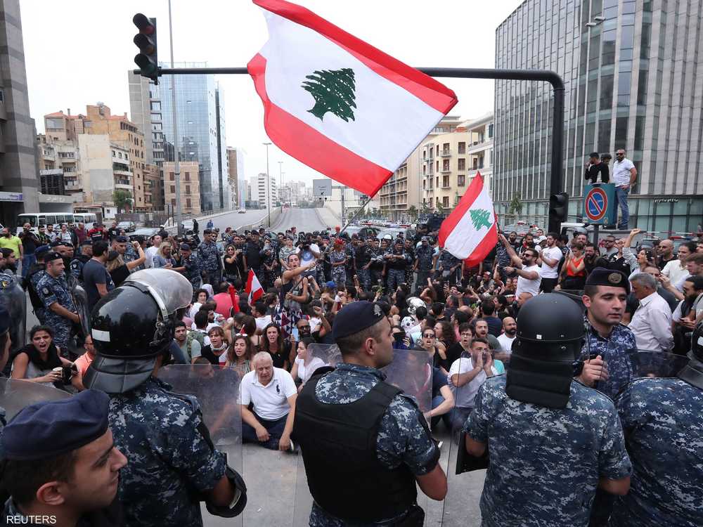 متظاهرون يعتصمون على جسر "الرينغ" في بيروت