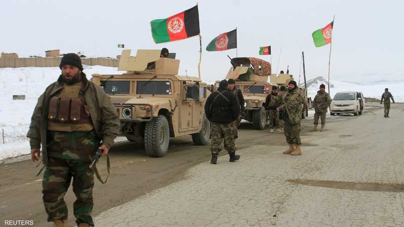جنود في الجيش الأفغاني يغلقون منطقة سقوط الطائرة في غزنة