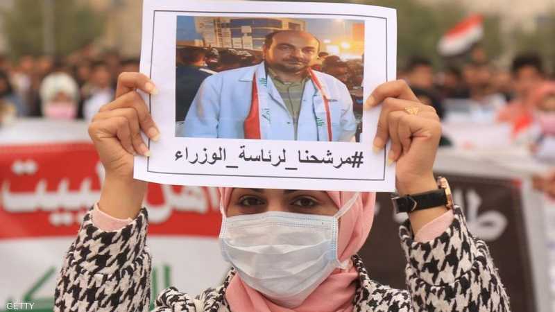 حمل المتظاهرون صور علاء الركابي.