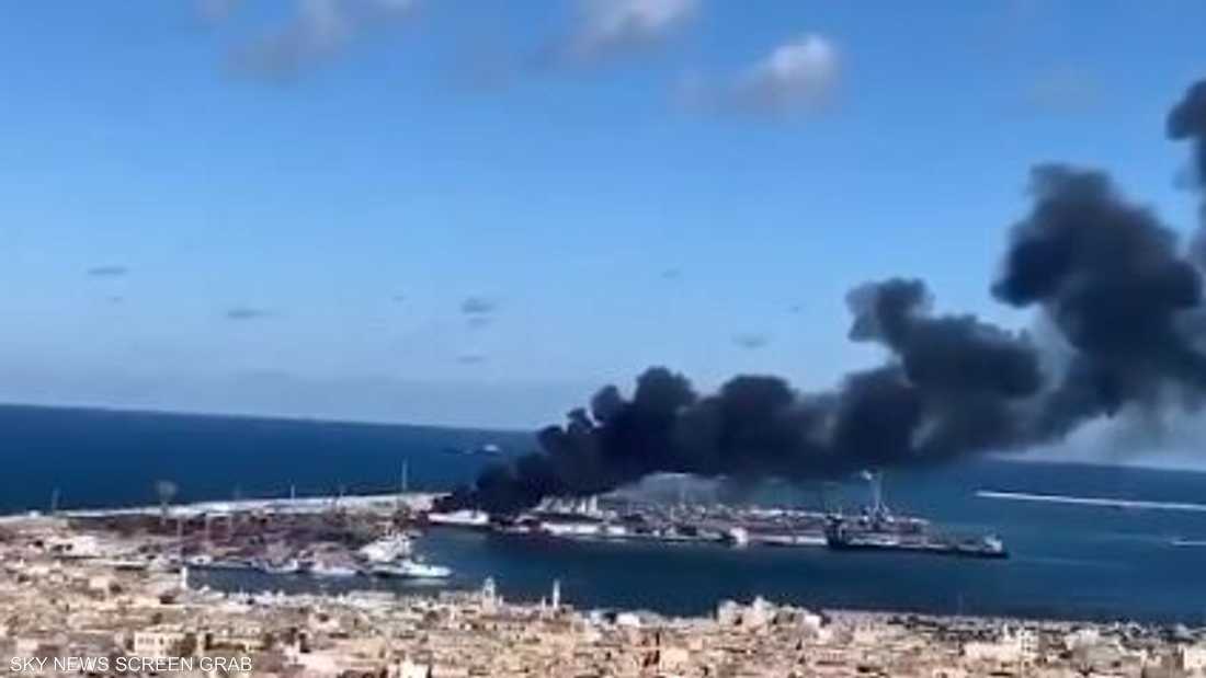 أعمدة الدخان تتصاعد من السفينة التركية بميناء طرابلس
