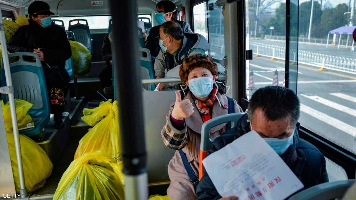 صينيون تعافوا من فيروس كورونا بعد مغادرتهم مستشفى في ووهان