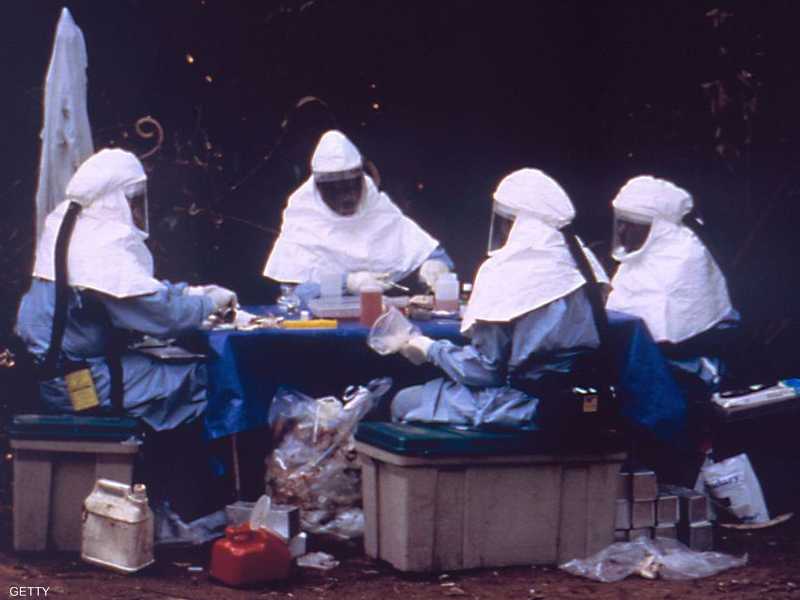 أرشيفية لجانب من اختبارات فيروس إيبولا في التسعينيات