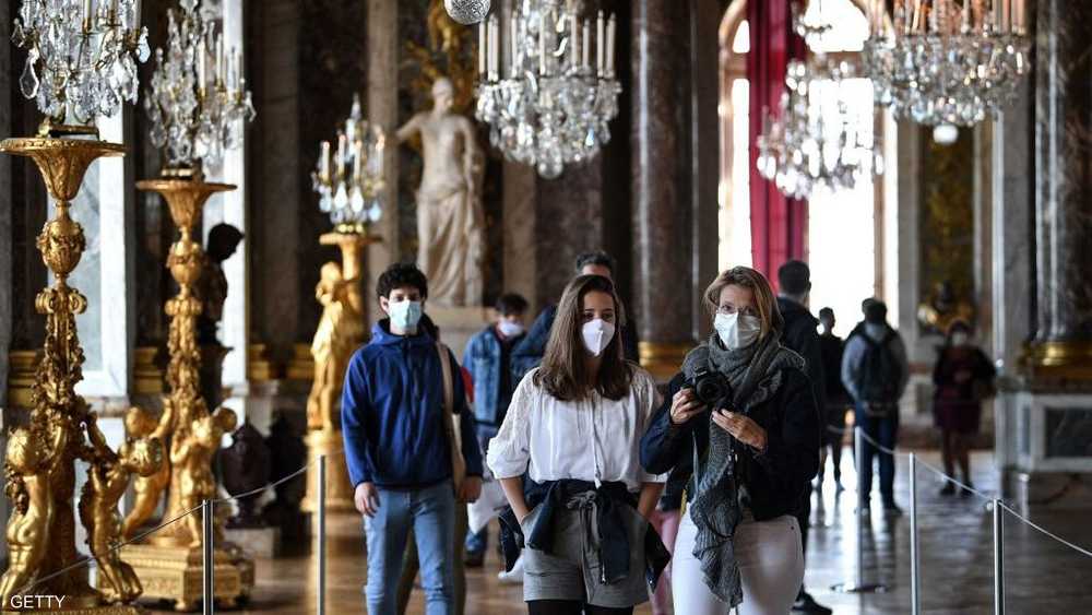 زوار يضعون كمامات للوقاية من فيروس كورونا في قصر فرساي.