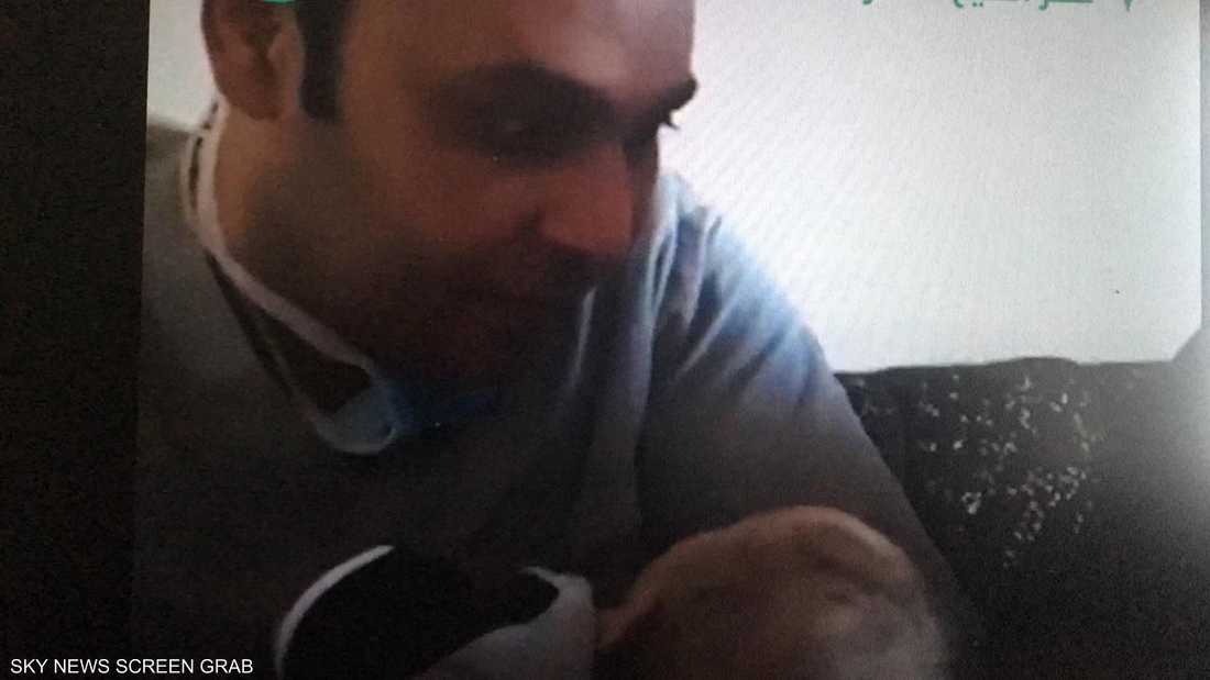 الطبيب محمود سامي يحتضن طفله الأول
