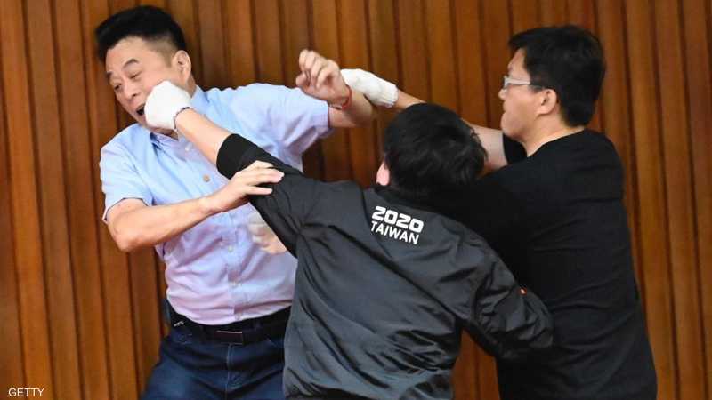 أعضاء الحزب الحاكم في تايوان (يمين) يشتبكون مع نائب معارض