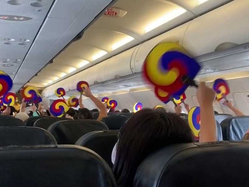 الركاب شعروا بالسعادة على متن الطائرة