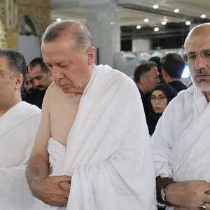 أردوغان يؤدي الصلاة